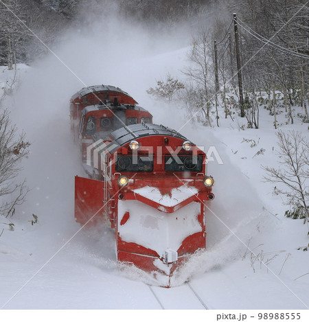 冬の宗谷本線を走るラッセル車 98988555
