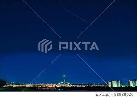 都会の夜景と流星群 都会の夜景と流星群 98989026