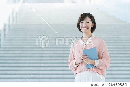 オフィスで働く若いビジネスウーマン オフィスで働く若いビジネスウーマン 98989386