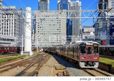 大阪梅田駅付近を走る阪急電鉄1000系電車 98989747