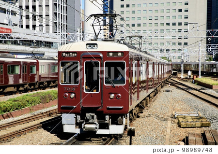 大阪梅田駅付近を走る阪急電鉄7000系電車 98989748