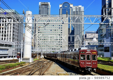 大阪梅田駅付近を走る阪急電鉄5100系電車 大阪梅田駅付近を走る阪急電鉄5100系電車 98989752