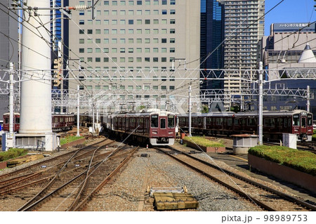 大阪梅田駅付近を走る阪急電鉄1000系電車 98989753