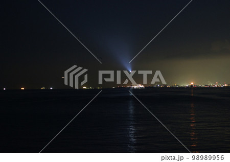 夜の羽田空港沖を航行するクルーズ客船 夜の羽田空港沖を航行するクルーズ客船 98989956