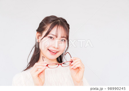 眼科 で 若い 女性 が 視力検査 のために メガネ を外す 【 レーシック の イメージ 】 98990245