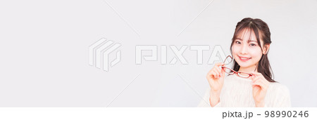 眼科 で 若い 女性 が 視力検査 のために メガネ を外す 【 レーシック の イメージ 】 98990246