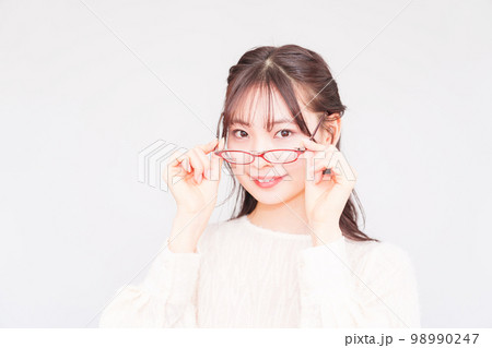 眼科 で 若い 女性 が 視力検査 のために メガネ を外す 【 レーシック の イメージ 】 98990247