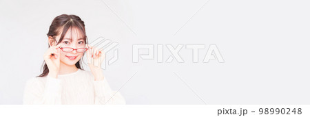 眼科 で 若い 女性 が 視力検査 のために メガネ を外す 【 レーシック の イメージ 】 眼科 で 若い 女性 が 視力検査 のために メガネ を外す 【 レーシック の イメージ 】 98990248