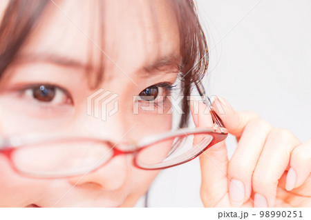 眼科 で 若い 女性 が 視力検査 のために メガネ を外す 【 レーシック の イメージ 】 眼科 で 若い 女性 が 視力検査 のために メガネ を外す 【 レーシック の イメージ 】 98990251