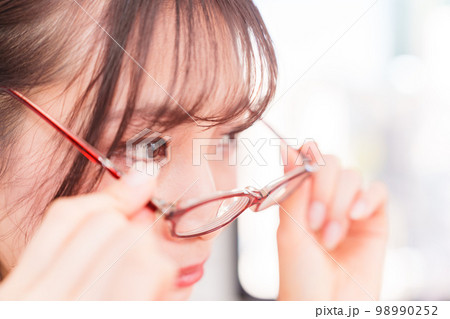 眼科 で 若い 女性 が 視力検査 のために メガネ を外す 【 レーシック の イメージ 】 眼科 で 若い 女性 が 視力検査 のために メガネ を外す 【 レーシック の イメージ 】 98990252