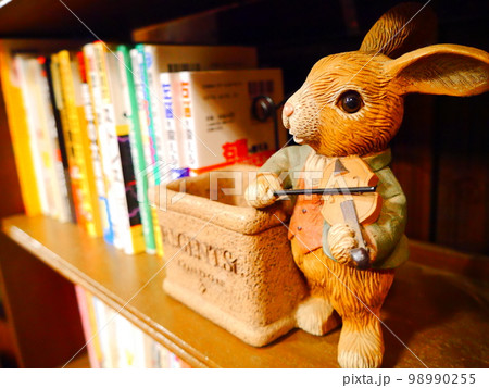 ウサギと本棚 ウサギと本棚 98990255