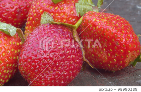 Ripe strawberries on a wooden board 98990389