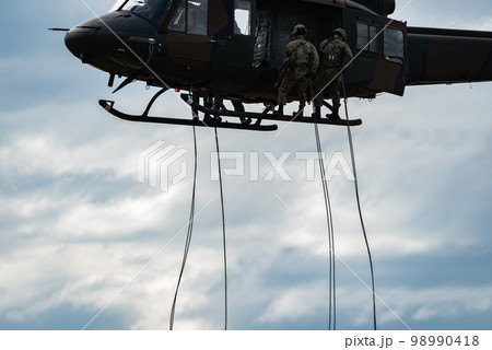 ヘリコプターからのロープ降下 98990418