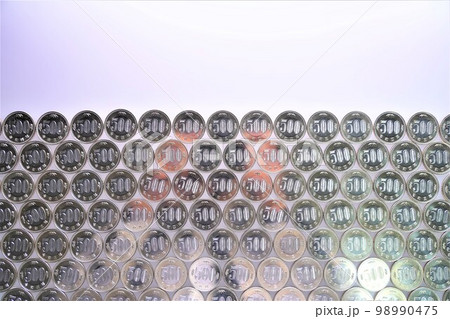 新しいデザインの大量の五百円玉 新しいデザインの大量の五百円玉 98990475