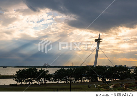東京都江戸川区 葛西臨海公園に現れた天使の梯子 東京都江戸川区 葛西臨海公園に現れた天使の梯子 98992275