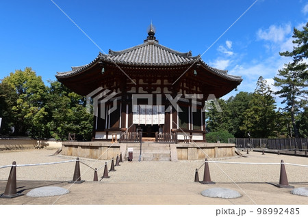 奈良のお寺：興福寺境内にある北円堂 98992485