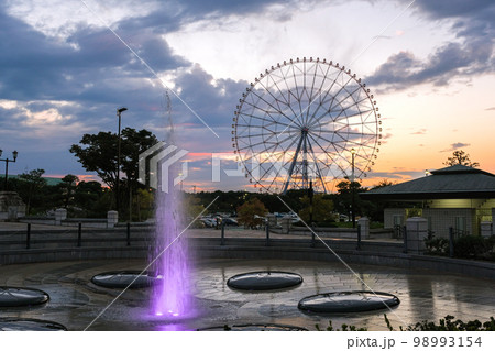 東京都江戸川区 夕暮れの葛西臨海公園 駅前噴水広場 東京都江戸川区 夕暮れの葛西臨海公園 駅前噴水広場 98993154