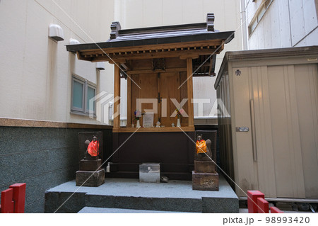 東京都 秋葉原の路地裏に佇む神社 花房稲荷神社 98993420