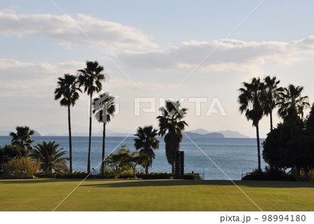 広島県呉市蒲刈町大浦にある県民の浜のグラウンドから見た県民の浜海水浴場がある海の風景。 98994180