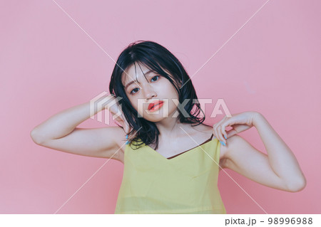 プチプラの服を着た若い女性の写真 98996988