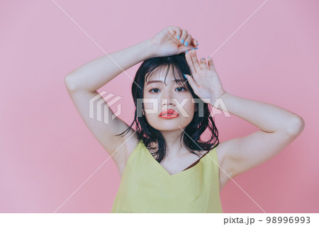 プチプラの服を着た若い女性の写真 98996993