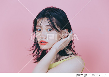 プチプラの服を着た若い女性の写真 98997002