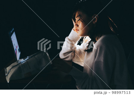 夜中に不摂生な生活をする若い女性の写真 夜中に不摂生な生活をする若い女性の写真 98997513