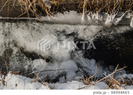 用水路のしぶき氷【長野県】 98998665