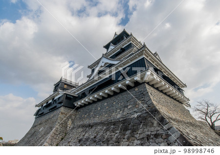 地震から立ち直る　熊本城 98998746