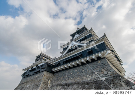 地震から立ち直る　熊本城 98998747