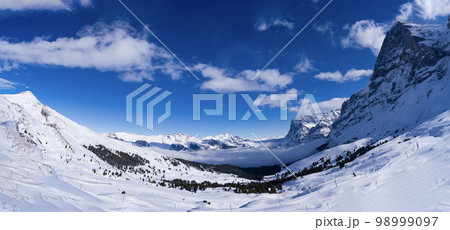 スイスアルプスの美しい雪山、雪山が続く山岳地帯、晴天の中の広大な雪原、世界的なスキー場 スイスアルプスの美しい雪山、雪山が続く山岳地帯、晴天の中の広大な雪原、世界的なスキー場 98999097
