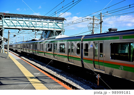 JR東日本の木造駅舎　根府川駅を通過する踊り子・湘南などの車両 98999181