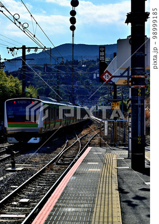 JR東日本の木造駅舎　根府川駅を通過する踊り子・湘南などの車両 98999185