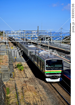 JR東日本の木造駅舎　根府川駅を通過する踊り子・湘南などの車両 98999196