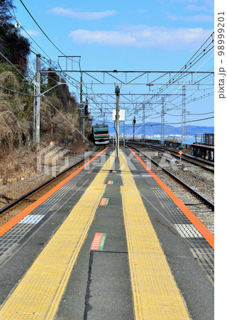 JR東日本の木造駅舎　根府川駅を通過する踊り子・湘南などの車両 98999201
