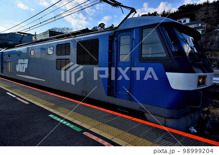 JR東日本の木造駅舎　根府川駅を通過する踊り子・湘南などの車両 98999204