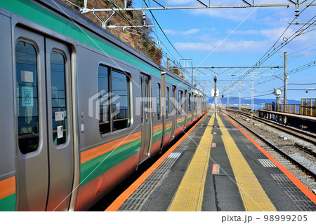 JR東日本の木造駅舎 根府川駅を通過する踊り子・湘南などの車両 JR東日本の木造駅舎 根府川駅を通過する踊り子・湘南などの車両 98999205