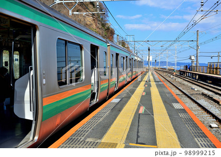 JR東日本の木造駅舎 根府川駅を通過する踊り子・湘南などの車両 JR東日本の木造駅舎 根府川駅を通過する踊り子・湘南などの車両 98999215
