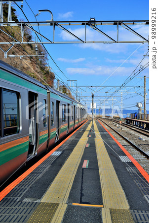JR東日本の木造駅舎 根府川駅を通過する踊り子・湘南などの車両 JR東日本の木造駅舎 根府川駅を通過する踊り子・湘南などの車両 98999216