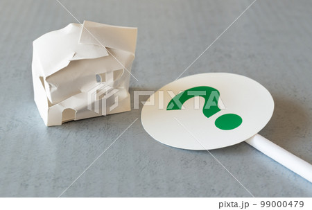 家と?　？　クエスチョンマーク　特定空き家　管理不全　不動産　老朽化　所有者不明土地　一戸建て 99000479