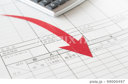 家計簿と下降矢印　家計管理　収支　減少 99000497