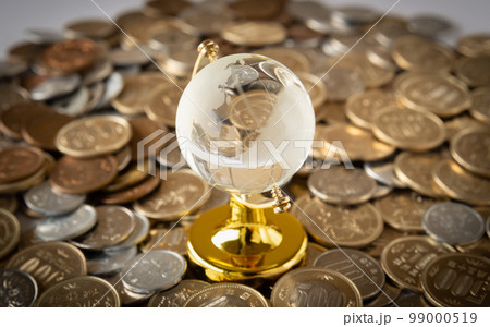 硬貨と地球儀　投資　世界とお金 99000519