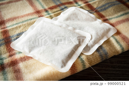 使い捨てカイロ　暖を取る 99000521