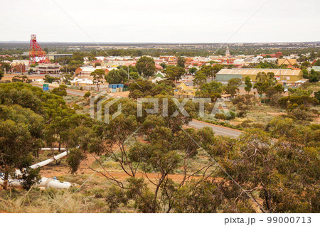 高台からカルグーリーの町を眺める 高台からカルグーリーの町を眺める 99000713