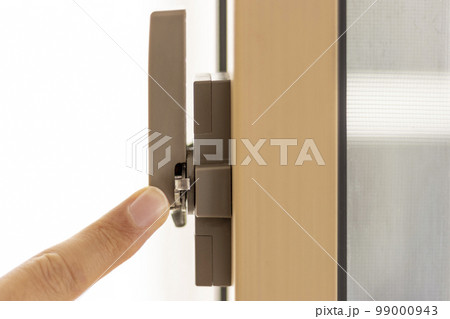 ドアの鍵と男性の指 ドアの鍵と男性の指 99000943