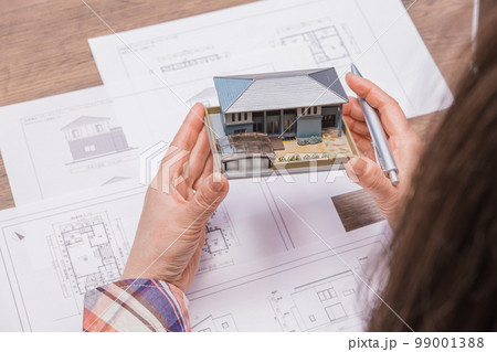 【マイホーム設計をする女性建築家】 【マイホーム設計をする女性建築家】 99001388