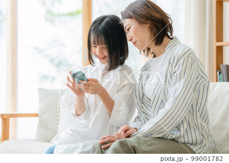 親子　スマホ　リビング 99001782