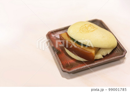 [国内] 小皿に置いてある長崎の角煮饅頭。 99001785