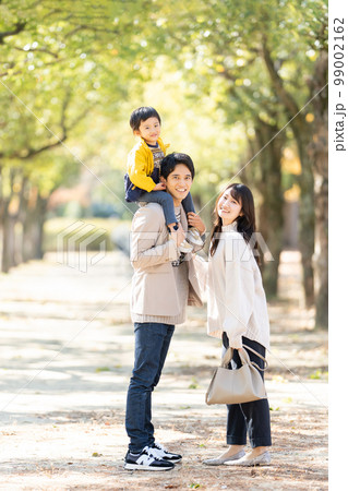 子供を肩車して歩く家族 99002162