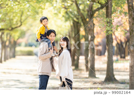 子供を肩車して歩く家族 99002164